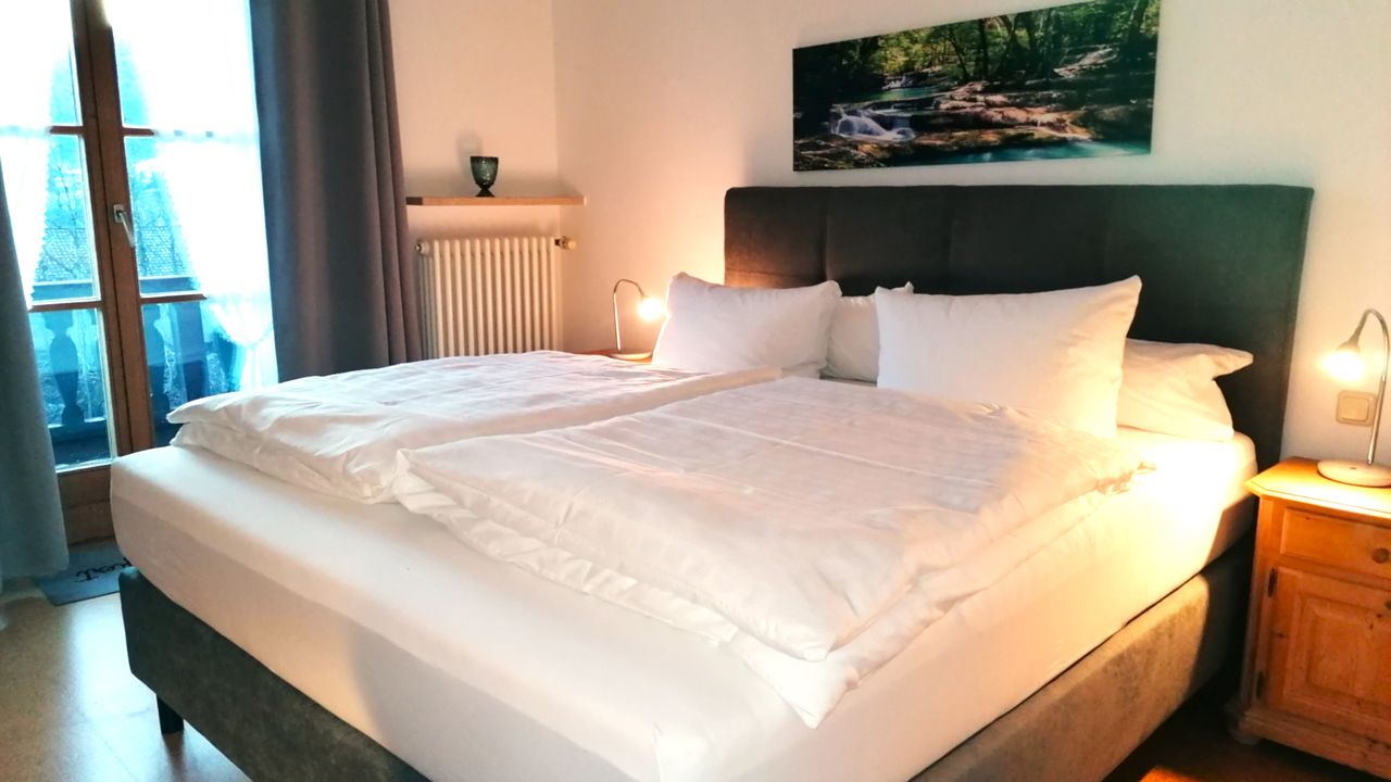 Schlafzimmer, jetzt neu mit Boxspringbett Schlafzimmer, jetzt neu mit Boxspringbett
